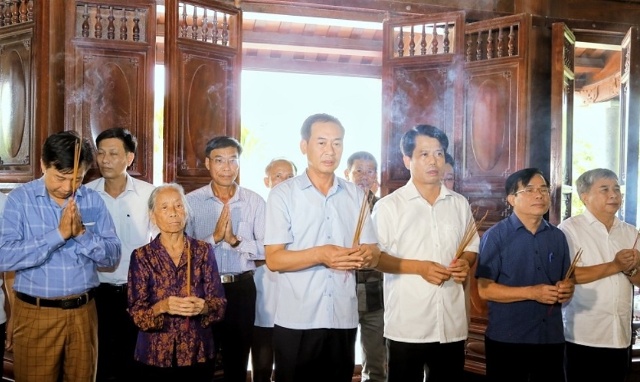 Phó Bí thư Tỉnh ủy Trịnh Tuấn Sinh dâng hương, dâng hoa tại Nhà thờ đồng chí Nguyễn Doãn Chấp - Ảnh 1.