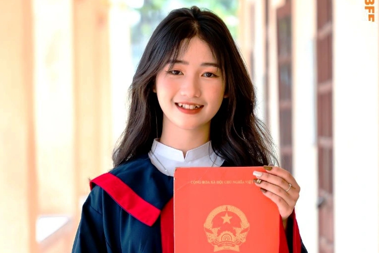 Ngưỡng mộ nữ thủ khoa khối C00 xinh đẹp ở ngôi trường huyện - Ảnh 3. Ngưỡng mộ nữ thủ khoa khối C00 xinh đẹp ở ngôi trường huyện - Ảnh 3.