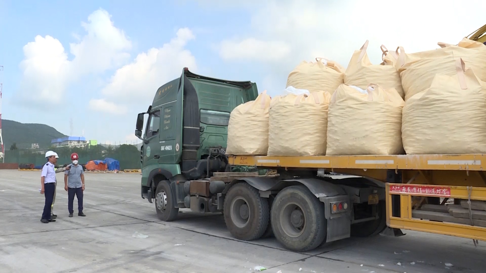 Tăng cường công tác kiểm soát tải trọng hàng hoá tại cảng biển Nghi Sơn - Ảnh 3.
