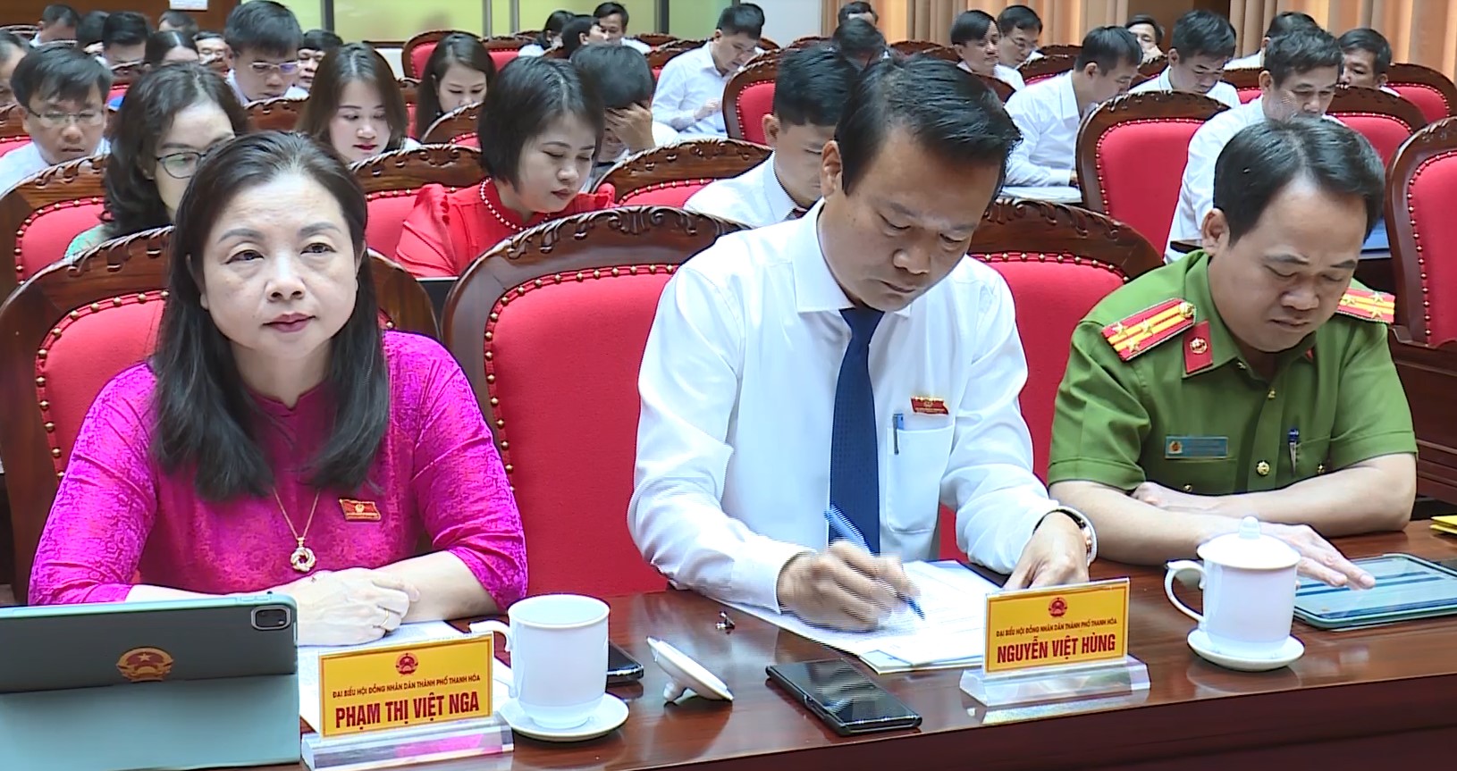 Khai mạc kỳ họp thứ 6 HĐND thành phố Thanh Hóa khóa XXII, nhiệm kỳ 2021 - 2026 - Ảnh 3.