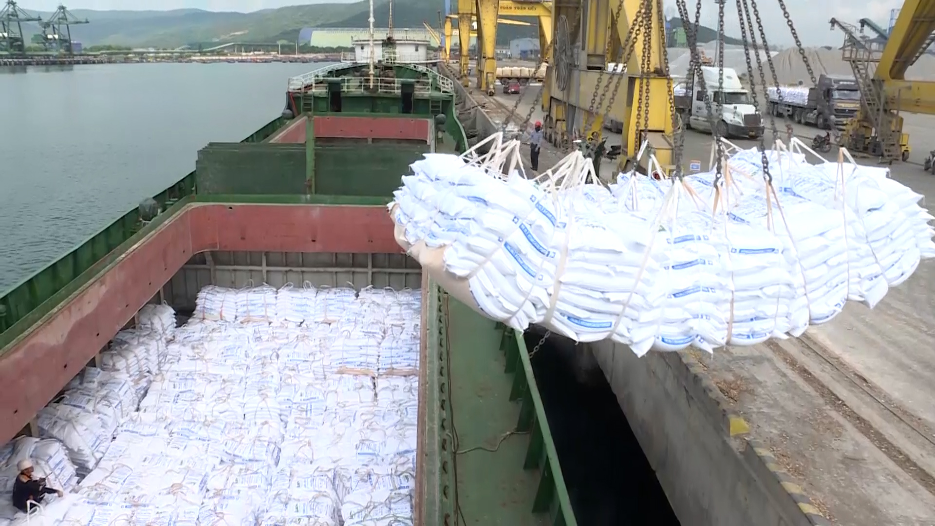 Tăng cường công tác kiểm soát tải trọng hàng hoá tại cảng biển Nghi Sơn - Ảnh 4.