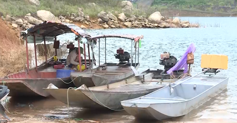 Nhiều phương tiện thủy nội địa hoạt động trên lòng hồ Cửa Đạt, huyện Thường Xuân tiềm ẩn nguy cơ mất an toàn - Ảnh 2.