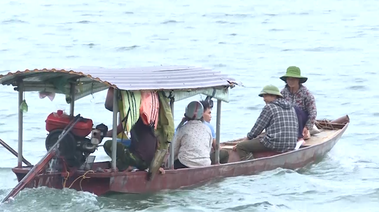 Nhiều phương tiện thủy nội địa hoạt động trên lòng hồ Cửa Đạt, huyện Thường Xuân tiềm ẩn nguy cơ mất an toàn - Ảnh 5.