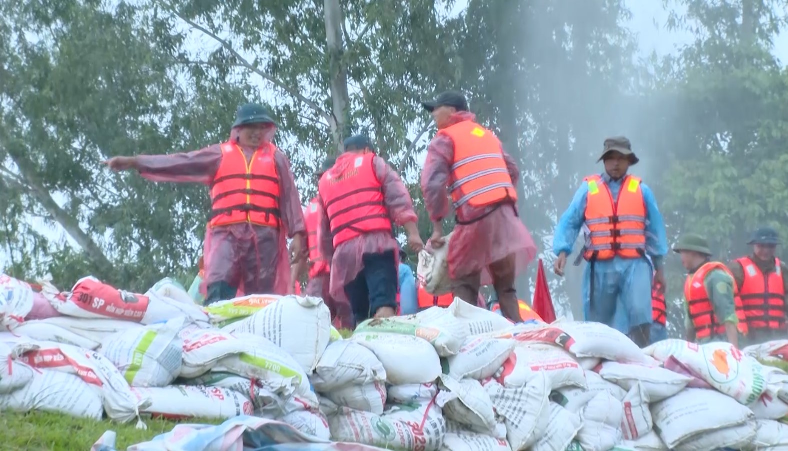 Huyện Thiệu Hóa diễn tập phòng chống lụt bão, tìm kiếm cứu nạn năm 2022 - Ảnh 2.
