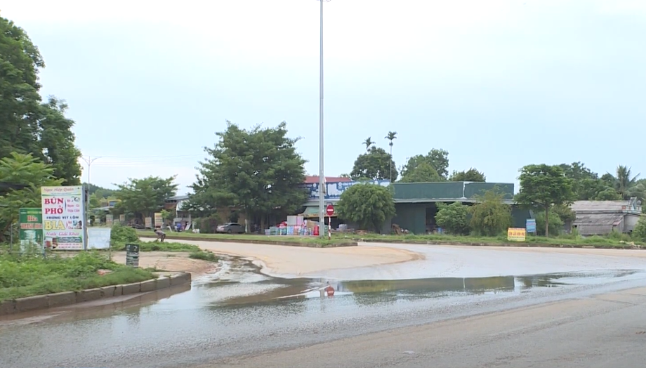 Nước tràn mặt đường tại ngã 3 giao cắt giữa quốc lộ 47 và đường HCM - Ảnh 1.