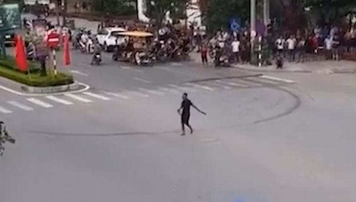 Bắt đối tượng cầm dao gây náo loạn đường phố ở Sầm Sơn - Ảnh 2.
