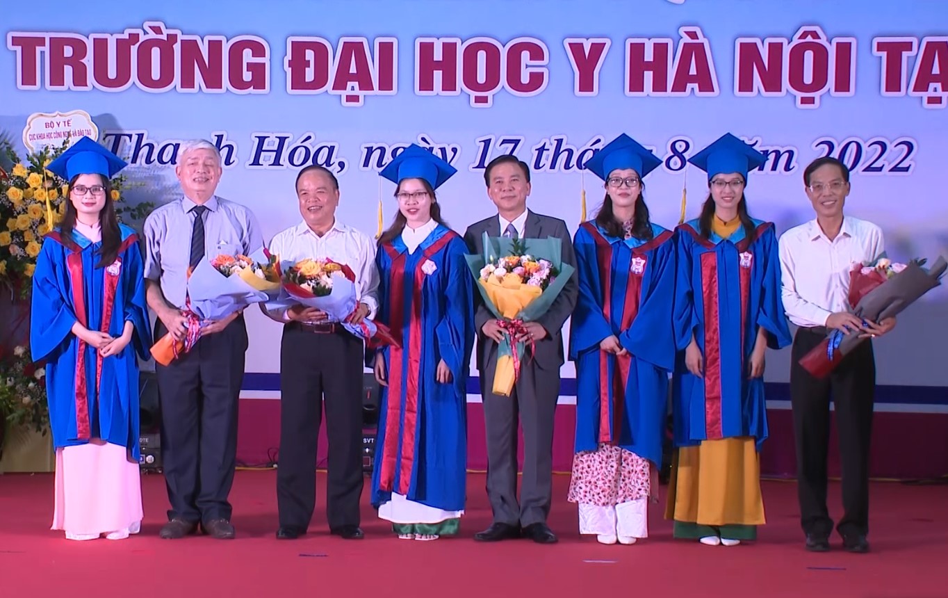 Phân hiệu Trường Đại học Y Hà Nội tại Thanh Hóa bế giảng bác sĩ y khoa khóa 1 - Ảnh 2.