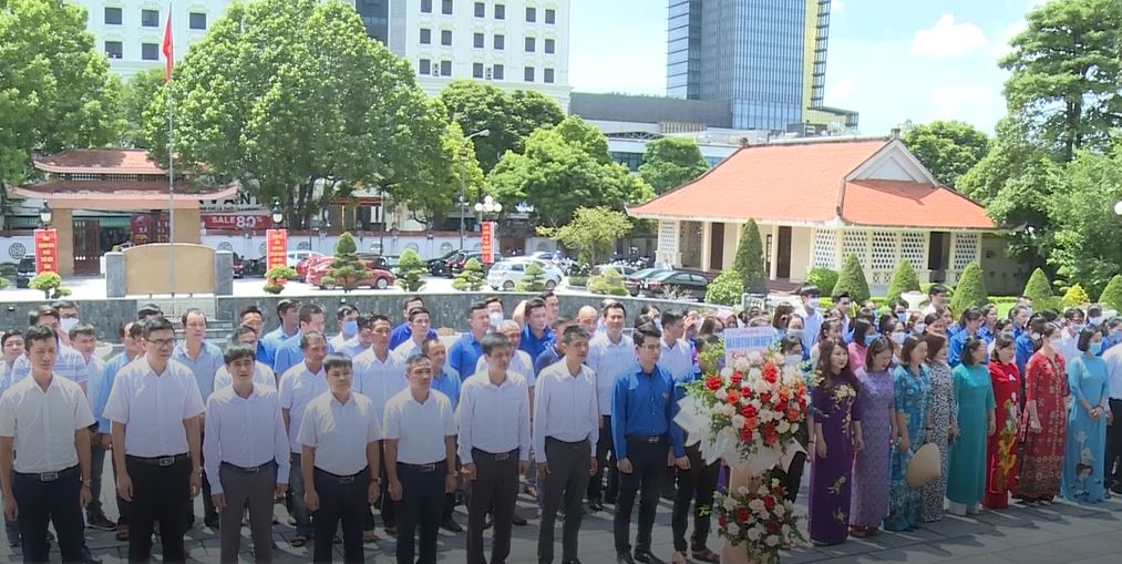Khối cơ quan và doanh nghiệp tỉnh dâng hương tưởng nhớ Chủ tịch Hồ Chí Minh - Ảnh 2.