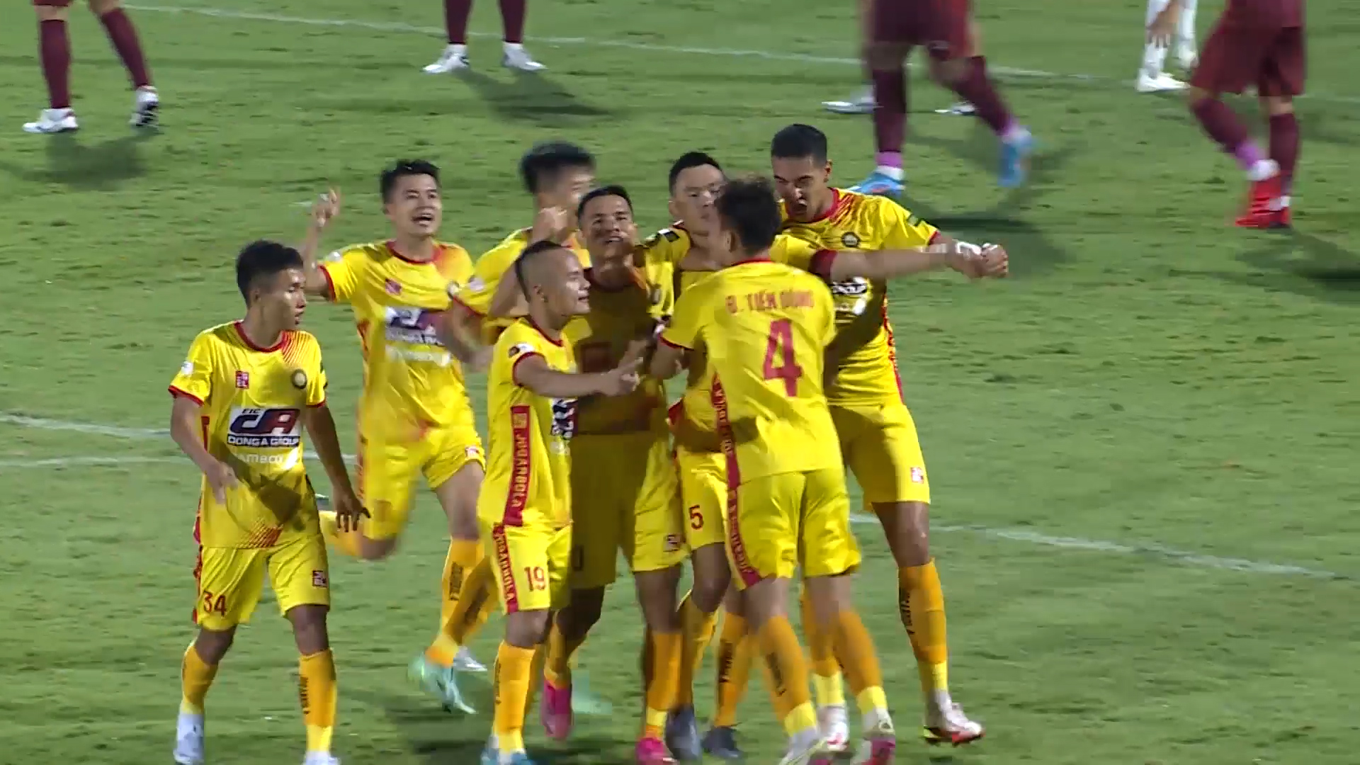 Bị trọng tài tước 2 bàn thắng, CLB Đông Á Thanh Hóa thua oan uổng trước Bình Định - Ảnh 4.