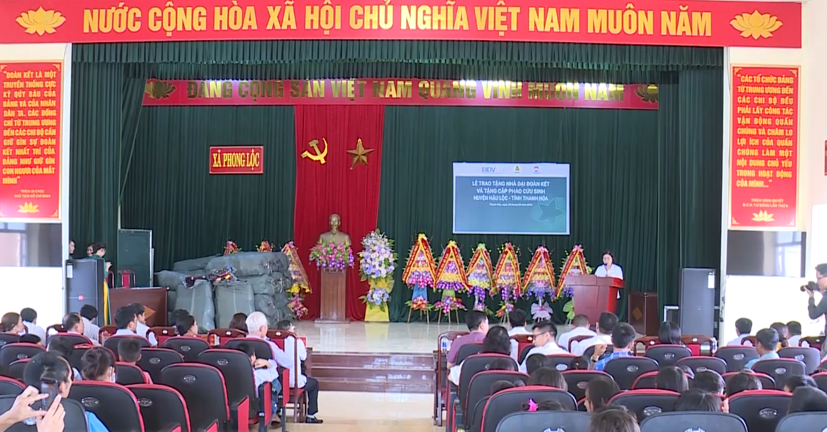 Trao tiền hỗ trợ làm 5 nhà Đại đoàn kết cho hộ nghèo ở huyện Hậu Lộc - Ảnh 1.