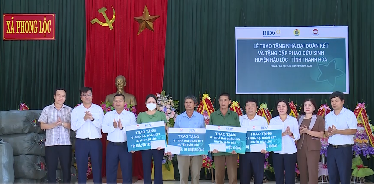 Trao tiền hỗ trợ làm 5 nhà Đại đoàn kết cho hộ nghèo ở huyện Hậu Lộc - Ảnh 2.