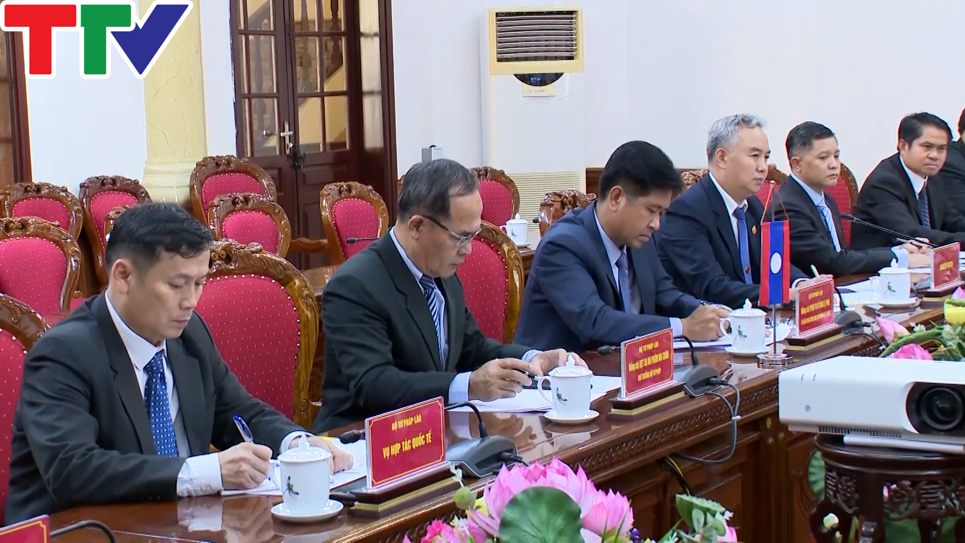 Thường trực Tỉnh ủy tiếp xã giao đoàn công tác Bộ Tư pháp Lào - Ảnh 3.