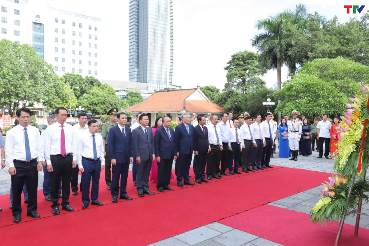 Chủ tịch nước Nguyễn Xuân Phúc dâng hương tưởng niệm Bác Hồ - Ảnh 2.