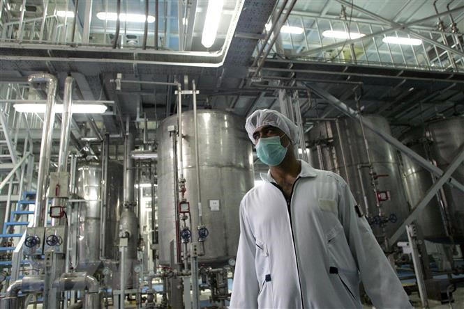Iran công bố khởi động hàng trăm máy ly tâm làm giàu urani
- Ảnh 1. Iran công bố khởi động hàng trăm máy ly tâm làm giàu urani
- Ảnh 1.