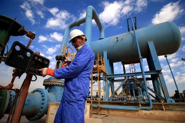 OPEC+ nhất trí tăng nhẹ sản lượng dầu mỏ - Ảnh 1.