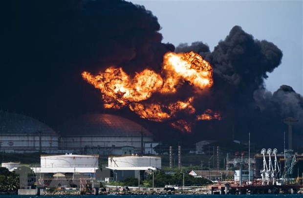 Vụ cháy kho dầu lớn nhất Cuba: Bồn chứa thứ ba bị sụp đổ - Ảnh 1.