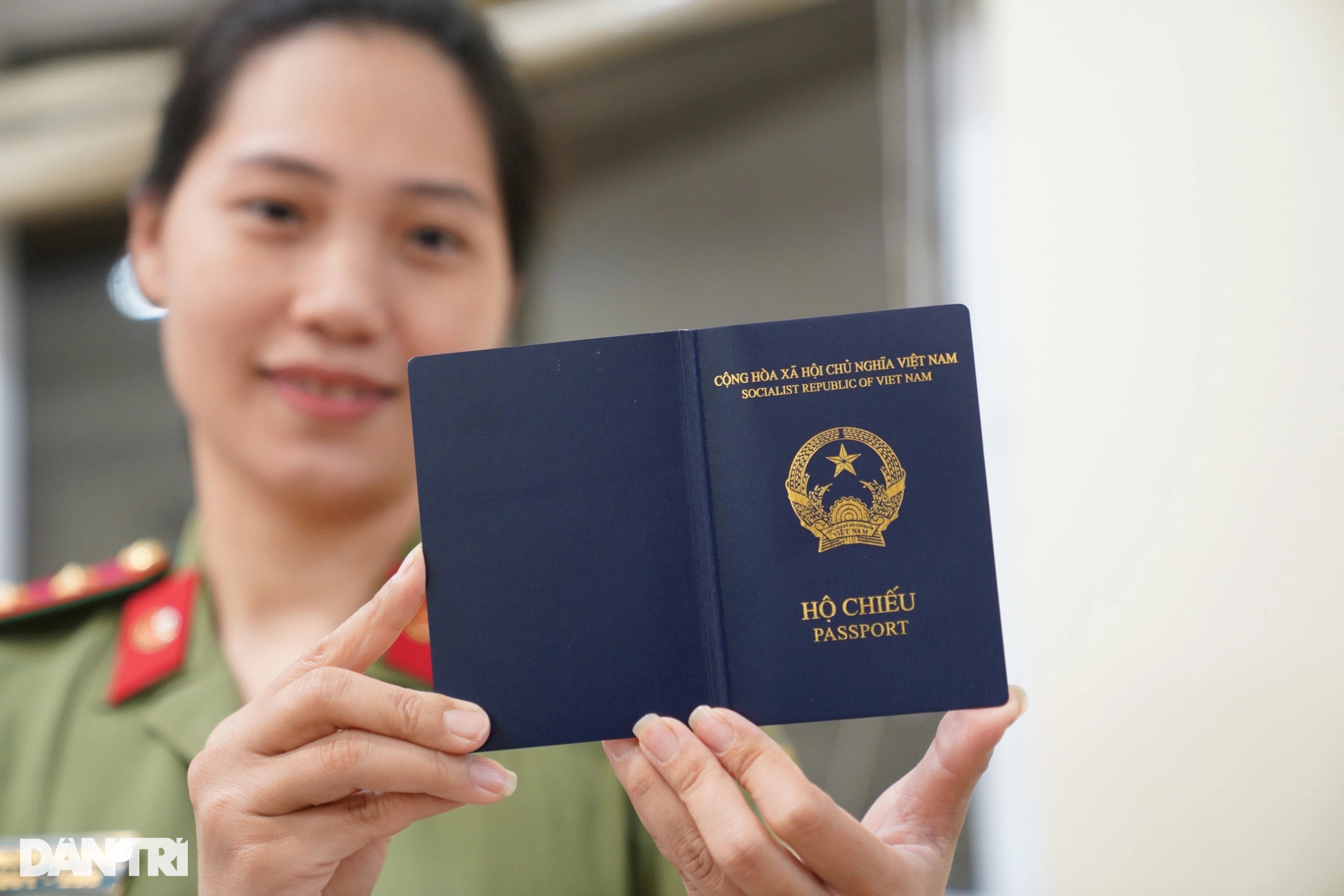 Bộ Công an sẽ bổ sung mục &quot;nơi sinh&quot; vào hộ chiếu mẫu mới - Ảnh 1.