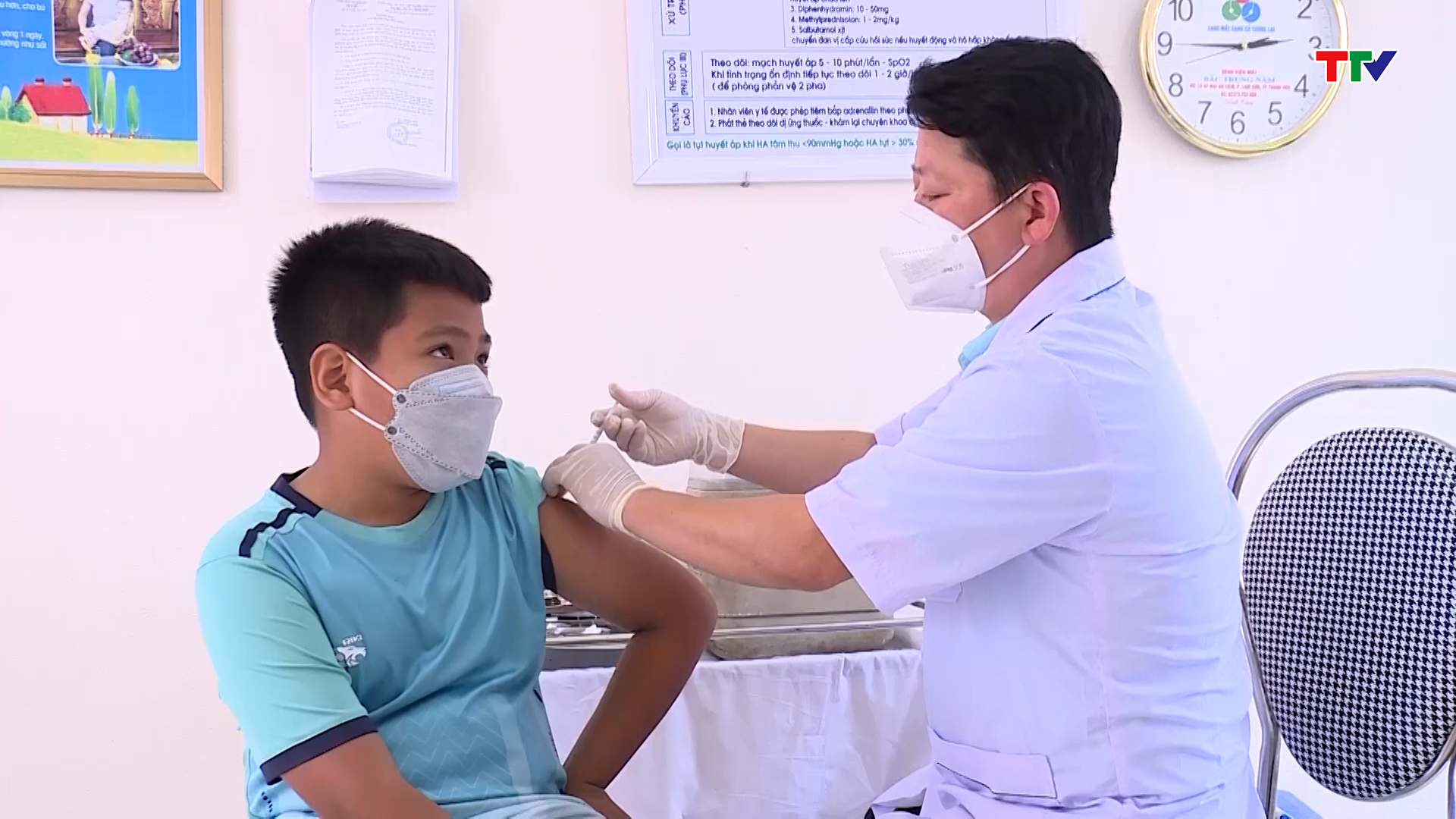 Thị xã Nghi Sơn đẩy nhanh tiến độ tiêm chủng vắc xin phòng COVID-19 cho trẻ - Ảnh 2.