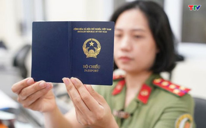 Từ 15/9 hộ chiếu mẫu mới sẽ in thêm thông tin nơi sinh - Ảnh 1.