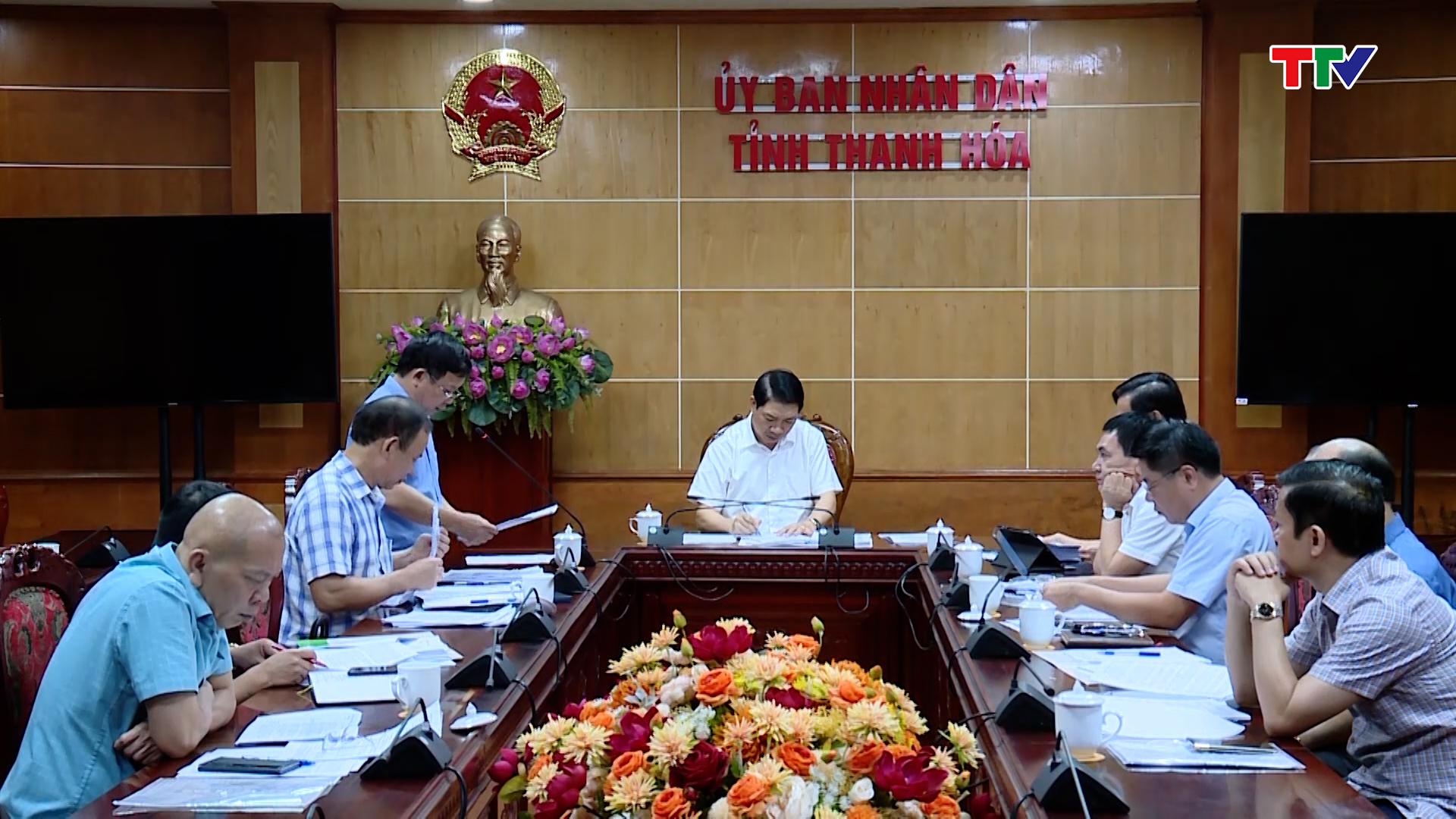 Phó Chủ tịch UBND tỉnh Lê Đức Giang nghe Dự thảo 
Nghị quyết quy định nội dung hỗ trợ phát triển sản xuất 
 - Ảnh 2.