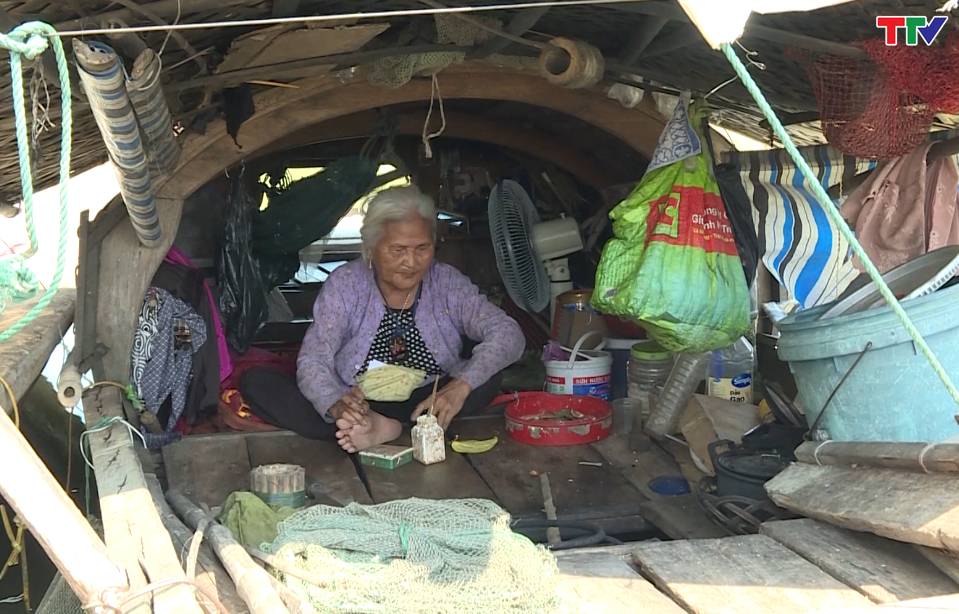 Bao giờ người làng chài hết lênh đênh? - Ảnh 2. Bao giờ người làng chài hết lênh đênh? - Ảnh 2.