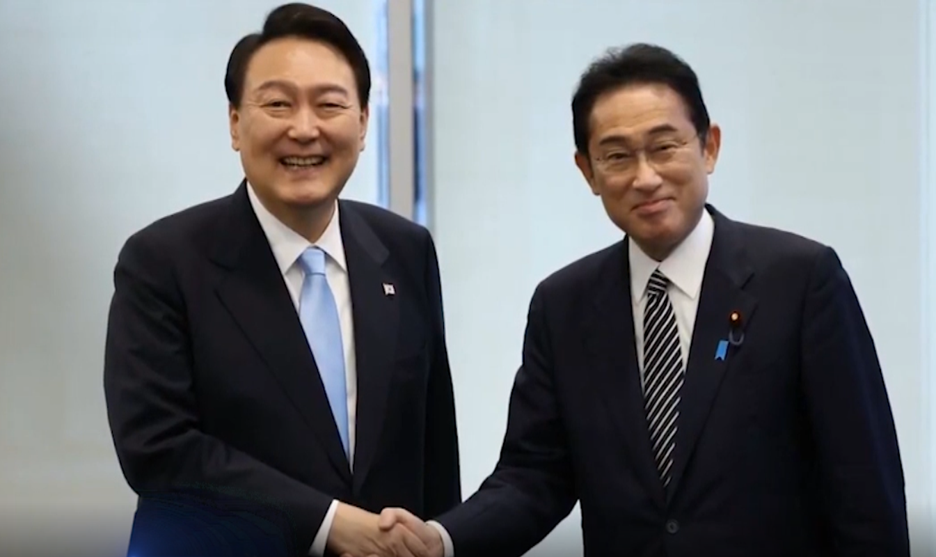 Lãnh đạo Nhật Bản, Hàn Quốc nhất trí cải thiện quan hệ song phương - Ảnh 1.