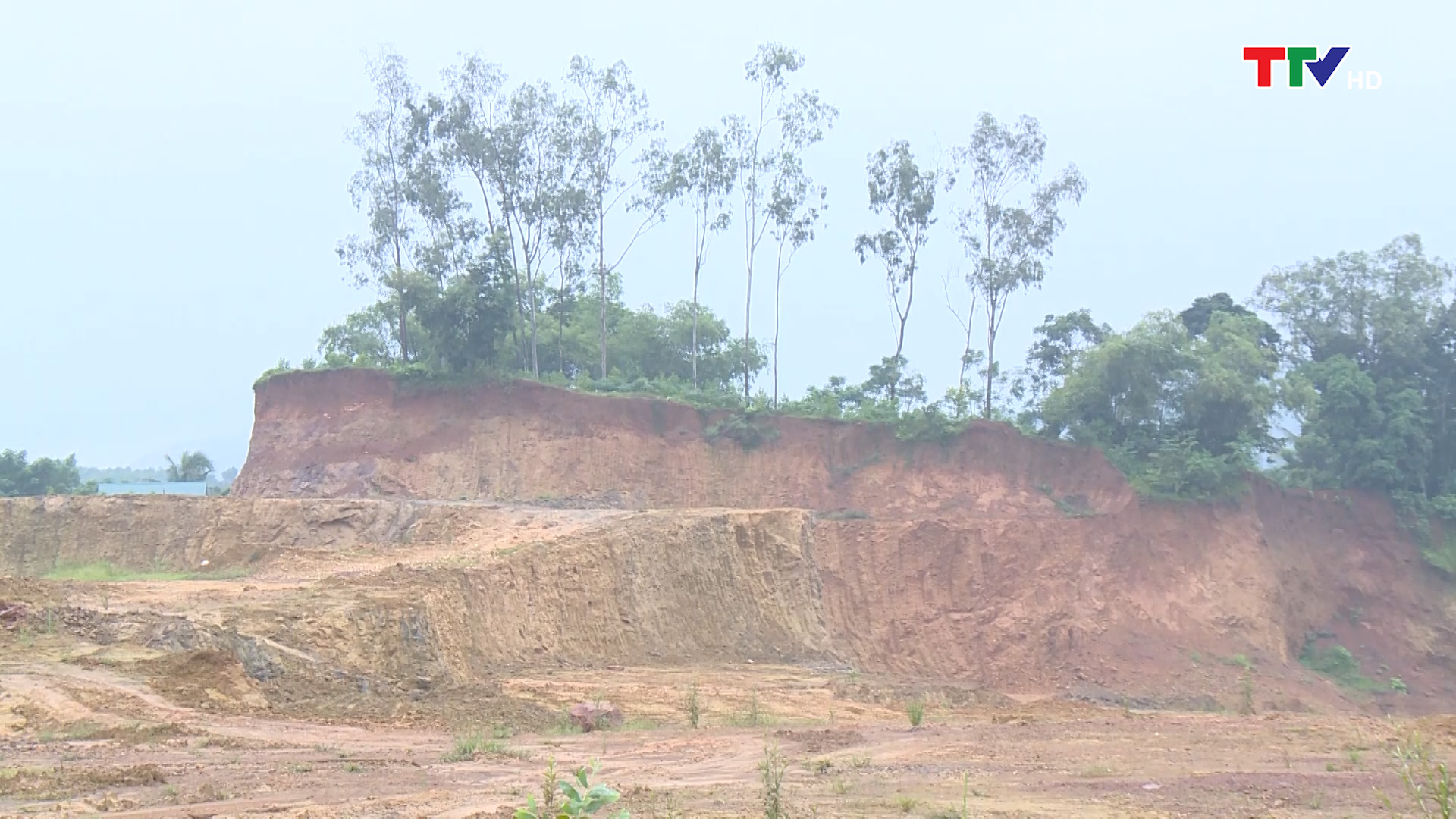 Huyện Thạch Thành tăng cường quản lý hoạt động các mỏ đất - Ảnh 2.