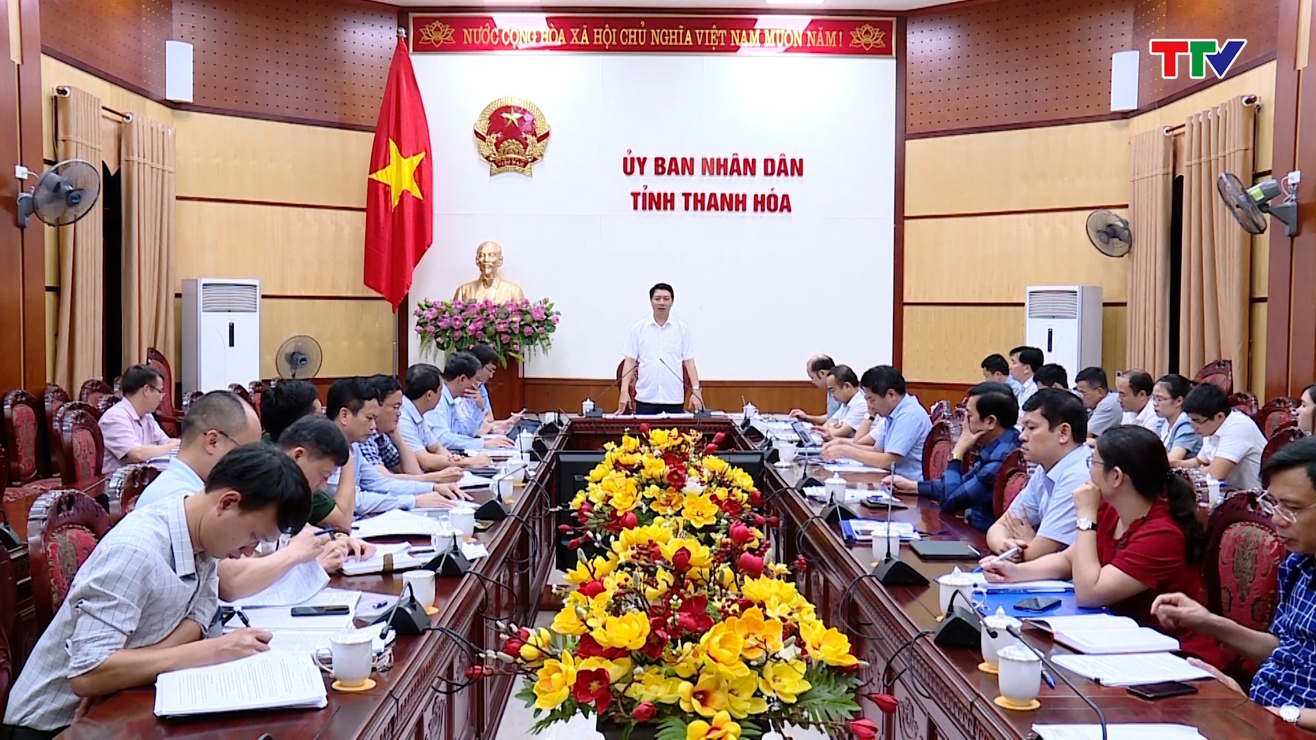  Phó Chủ tịch UBND tỉnh Lê Đức Giang nghe báo cáo về cơ chế chính sách giải bản các tàu cá ven bờ    - Ảnh 2.
