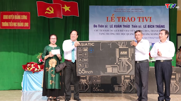 Gia đình Tiến sỹ Lê Xuân Thảo tặng quà cho một số nhà trường nhân năm học mới - Ảnh 2.
