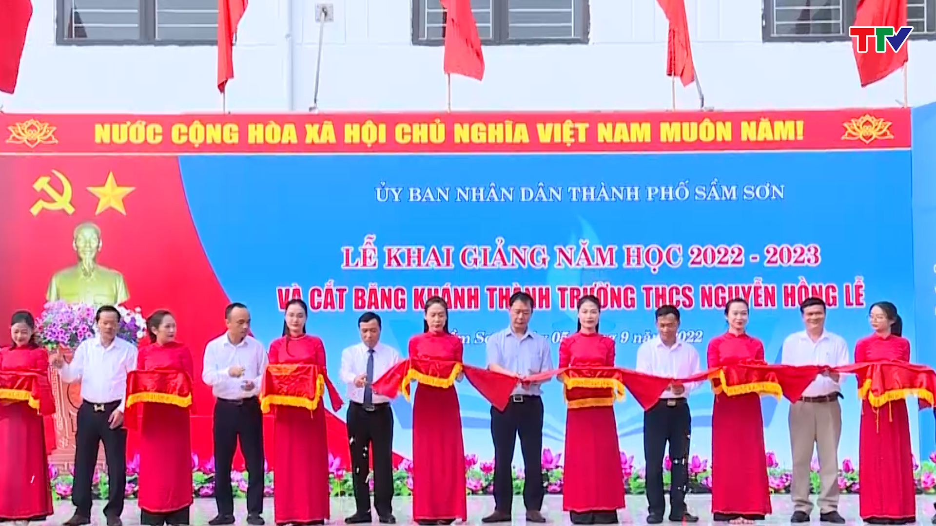 Phó Bí thư Thường trực Tỉnh uỷ Lại Thế Nguyên dự khai giảng và cắt băng khánh thành Trường THCS Nguyễn Hồng Lễ - Ảnh 4.