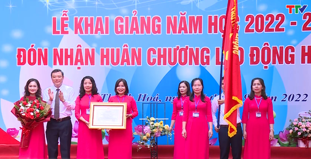 Trường tiểu học Minh Khai 1 khai giảng năm học mới - Ảnh 4.