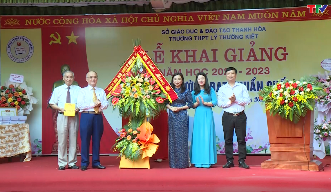 Trường THPT Lý Thường Kiệt khai giảng năm học mới - Ảnh 4. Trường THPT Lý Thường Kiệt khai giảng năm học mới - Ảnh 4.