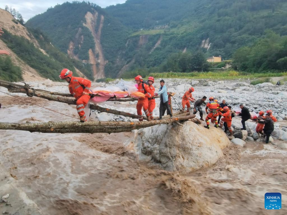 Trung Quốc dốc toàn lực cứu hộ nạn nhân động đất ở Tứ Xuyên - Ảnh 1. Trung Quốc dốc toàn lực cứu hộ nạn nhân động đất ở Tứ Xuyên - Ảnh 1.