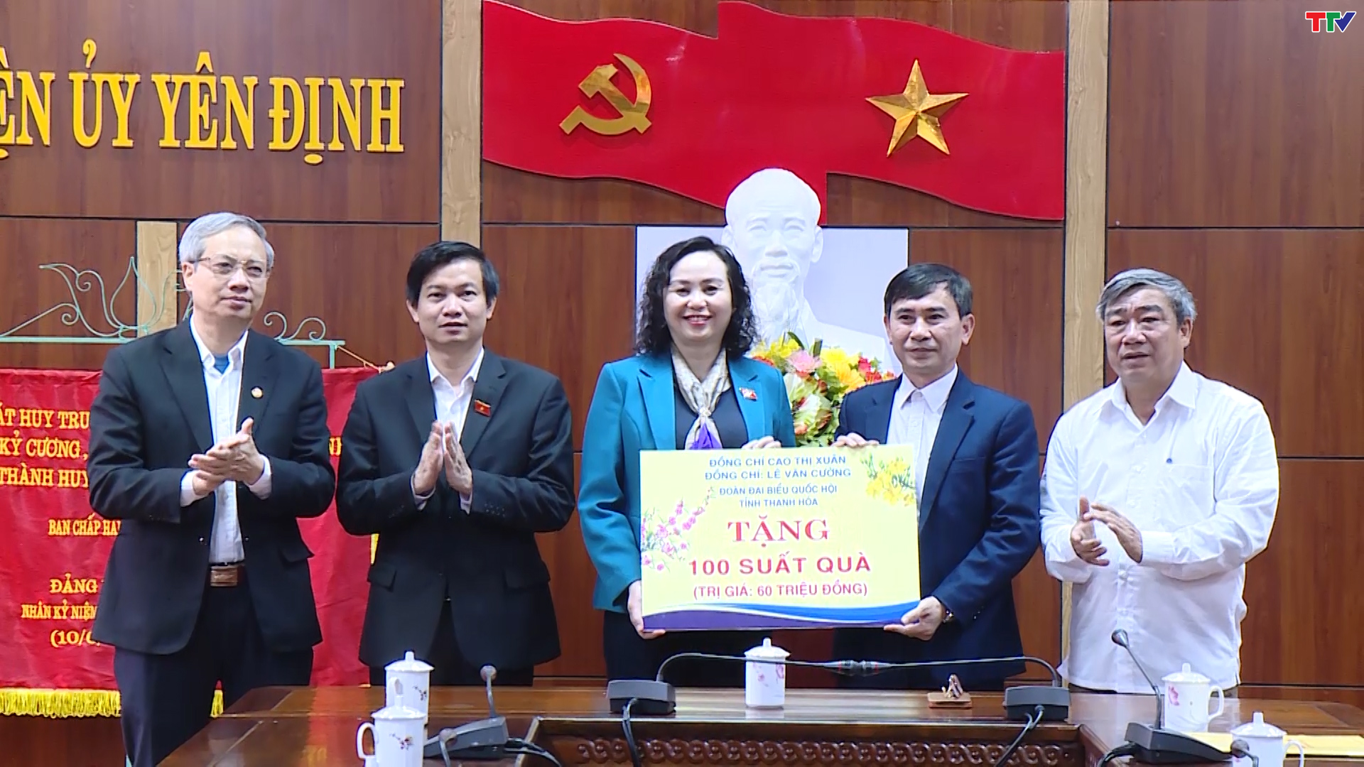 Đại biểu Quốc hội tỉnh Thanh Hoá tặng quà cho người nghèo - Ảnh 2.