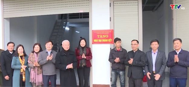 Bàn giao tiền hỗ trợ làm nhà ở cho các hộ giáo dân huyện Thọ Xuân - Ảnh 2.