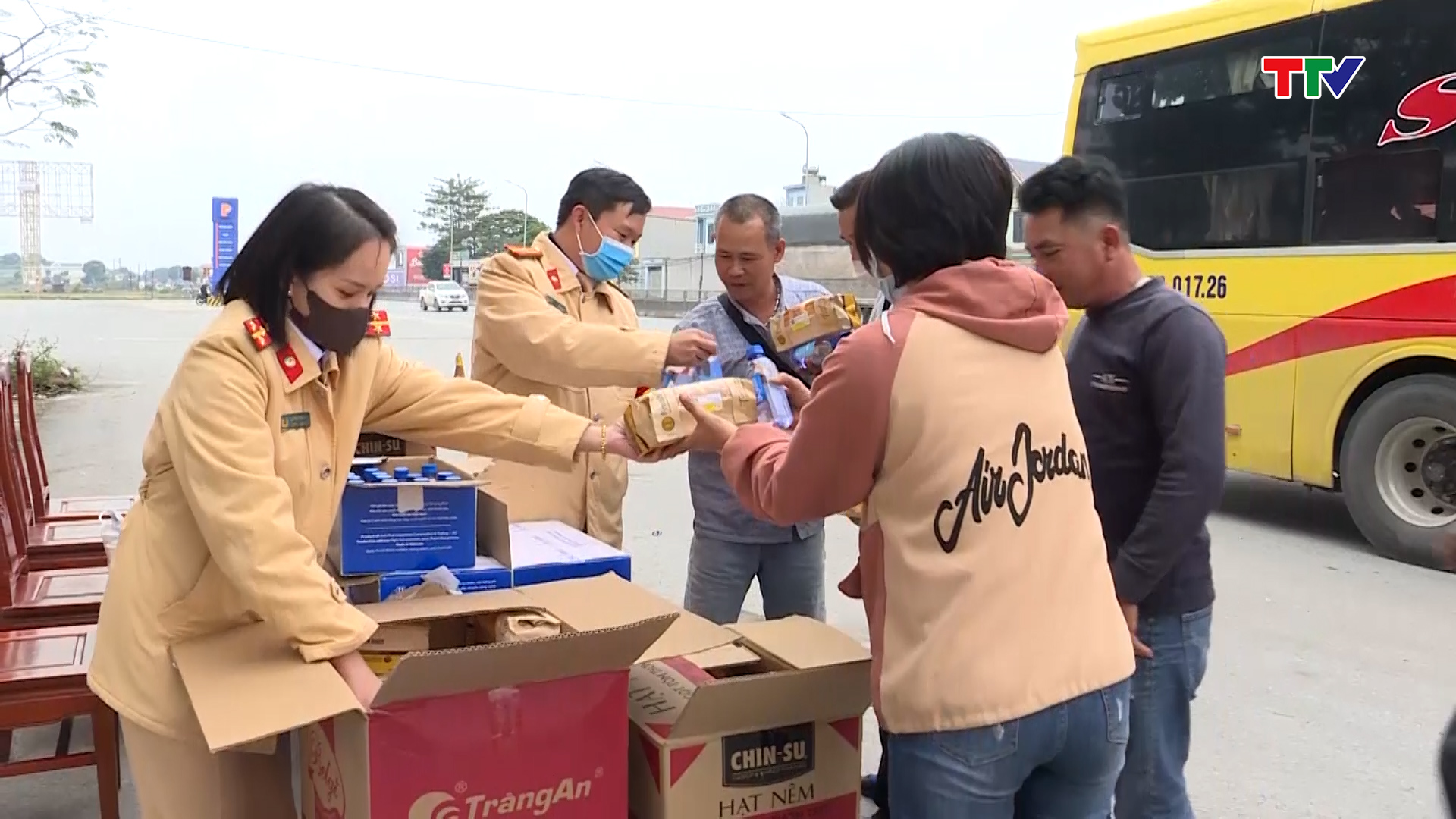 CSGT Thanh Hoá lập chốt đón, hướng dẫn người dân về quê ăn Tết - Ảnh 3.