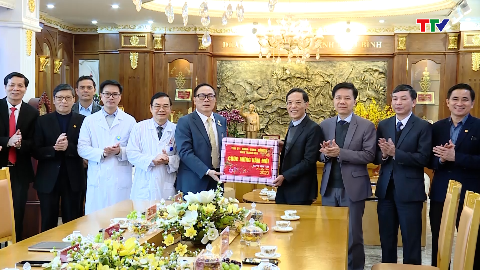 Phó chủ tịch UBND tỉnh Đầu Thanh Tùng chúc Tết các bệnh viện - Ảnh 2.
