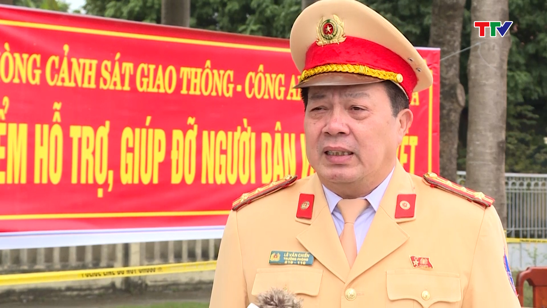 CSGT Thanh Hoá lập chốt đón, hướng dẫn người dân về quê ăn Tết - Ảnh 4.