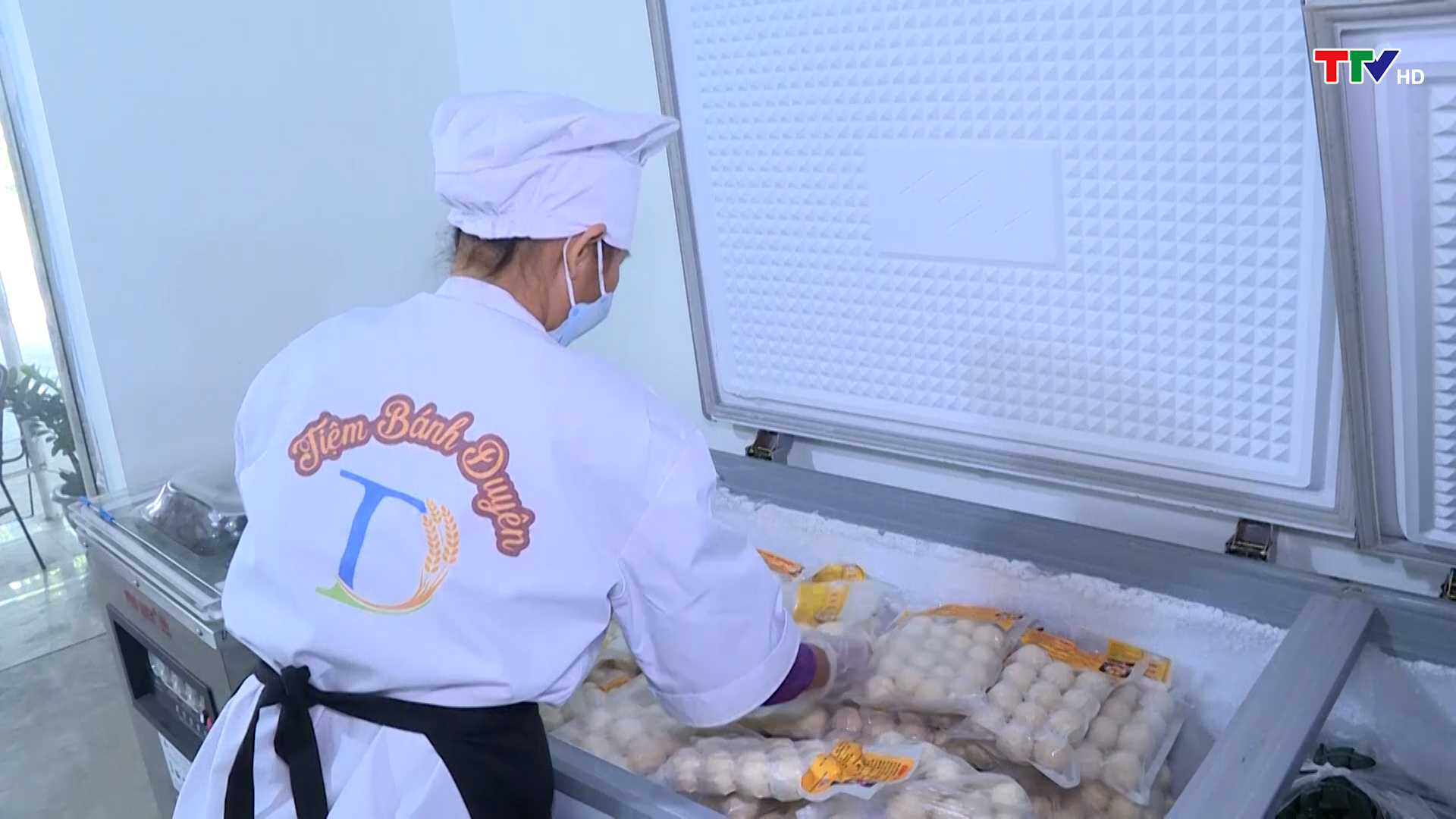 Cơ sở sản xuất bánh cam cung ứng sản phẩm trong dịp Tết - Ảnh 2.