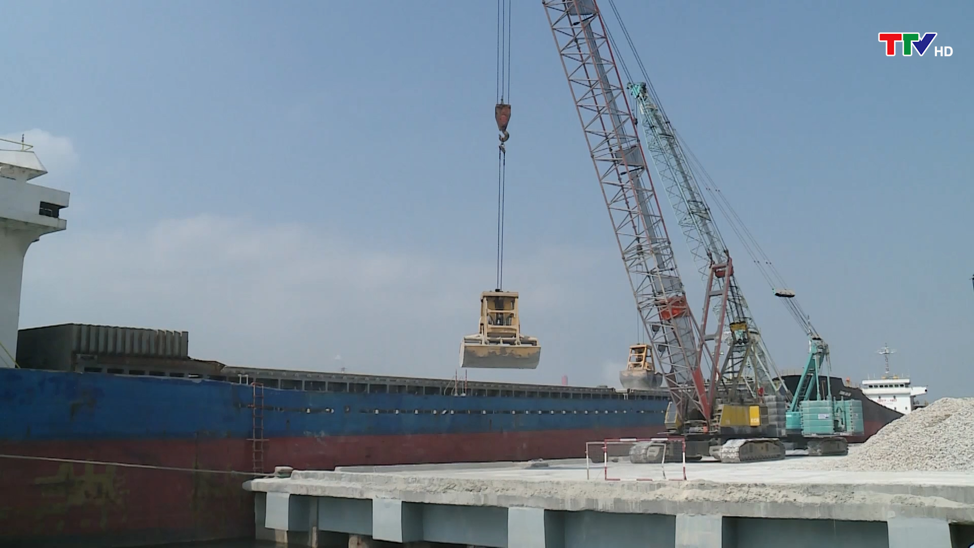 Cảng biển Nghi Sơn đón những chuyến tàu đầu tiên của năm mới Quý Mão 2023 - Ảnh 2.