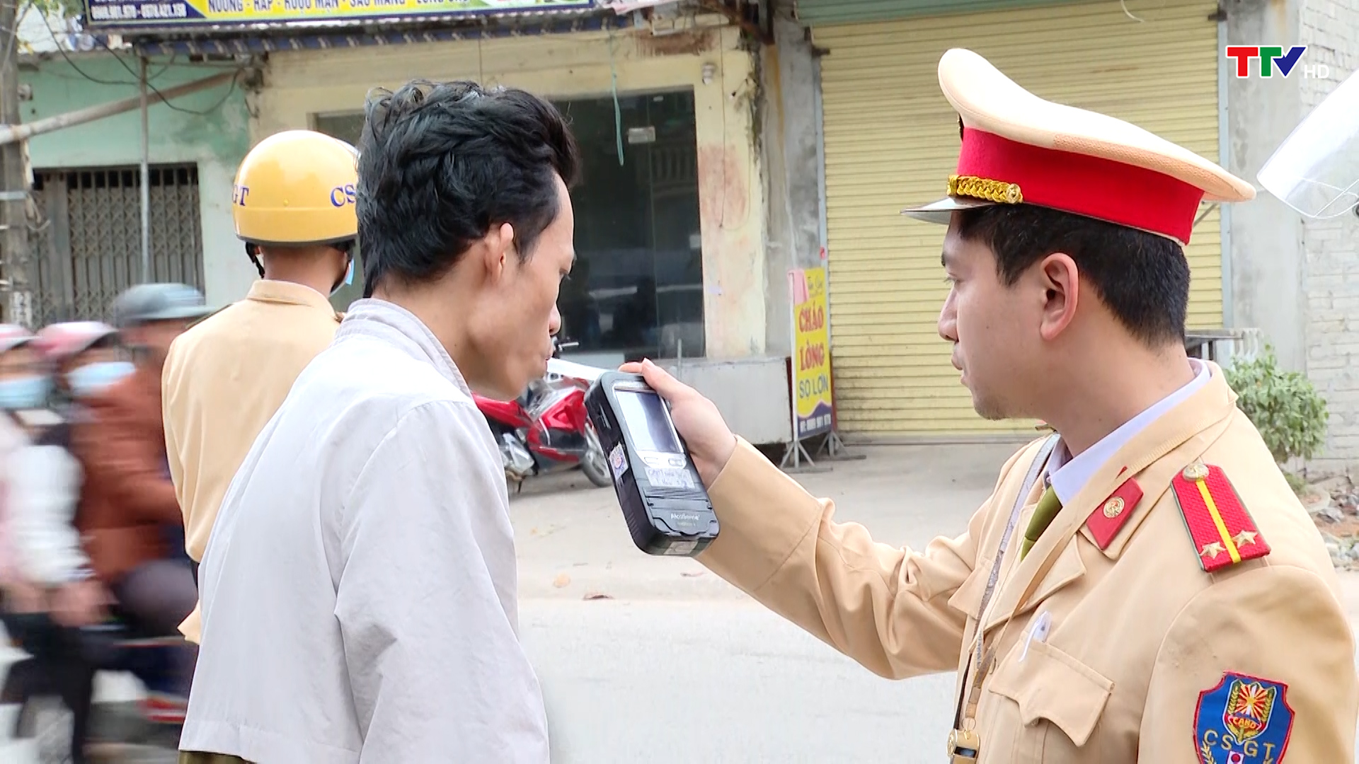 Công an huyện Triệu Sơn tăng cường đảm bảo trật tự an toàn giao thông cho người dân vui Tết
 - Ảnh 2.