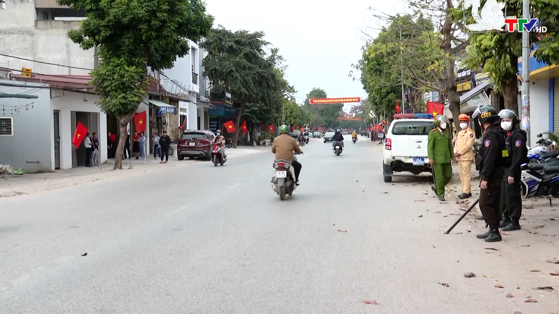Công an huyện Triệu Sơn tăng cường đảm bảo trật tự an toàn giao thông cho người dân vui Tết
 - Ảnh 3.