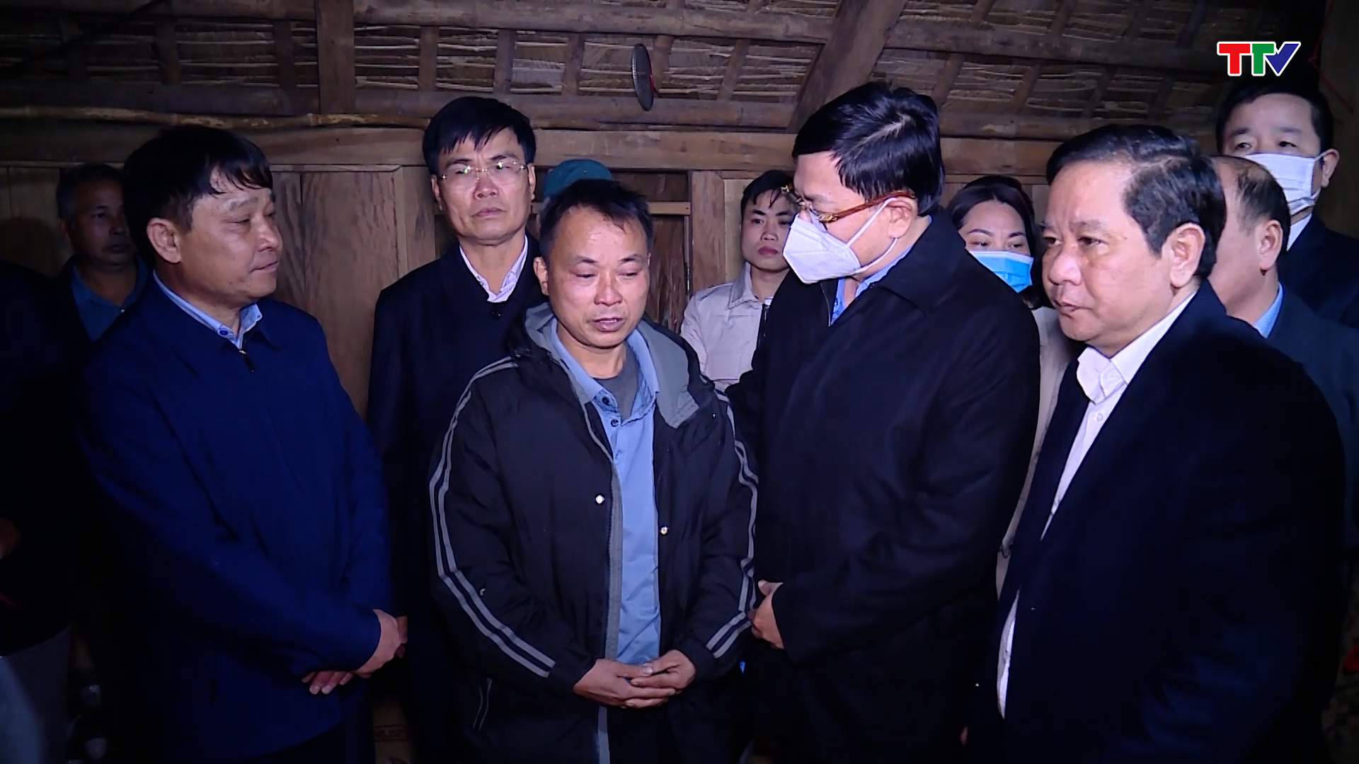 Phó Chủ tịch UBND tỉnh Mai Xuân Liêm thăm viếng, chia buồn với các gia đình có nạn nhân tử vong do tai nạn giao thông - Ảnh 2.