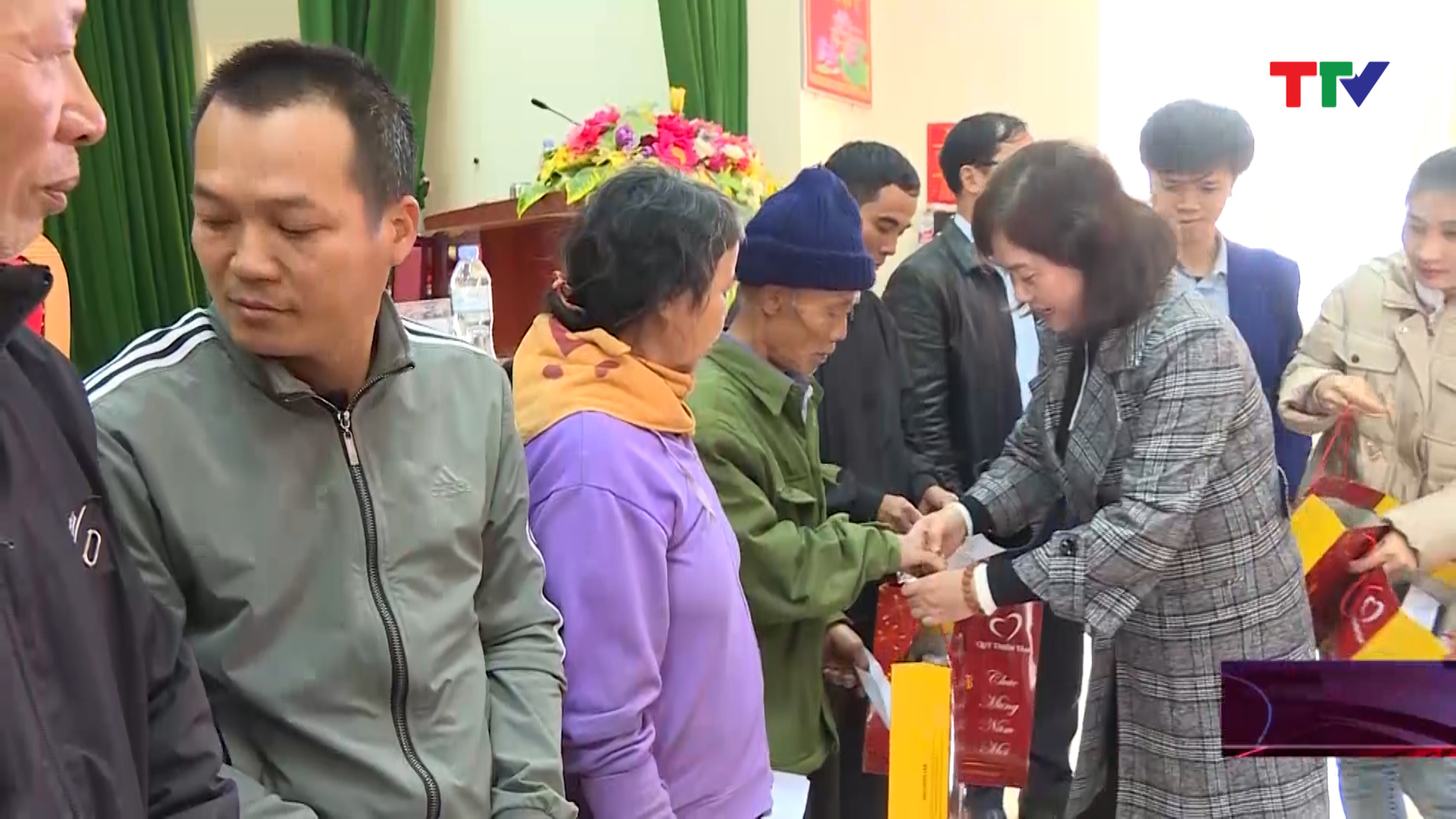 Trao, tặng quà cho các gia đình chính sách, hộ nghèo trên địa bàn tỉnh Thanh Hóa - Ảnh 3.