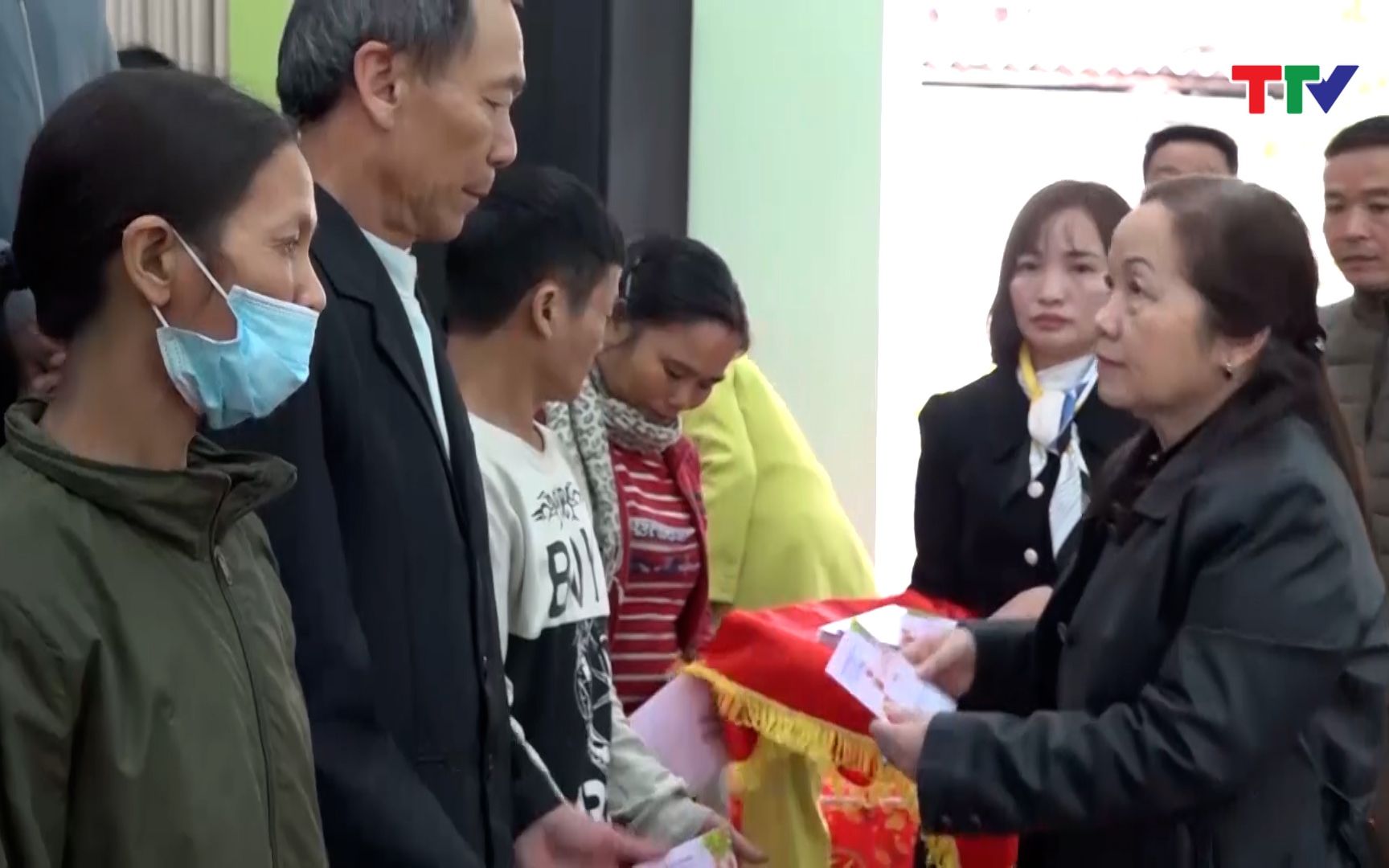 Trao, tặng quà cho các gia đình chính sách, hộ nghèo trên địa bàn tỉnh Thanh Hóa