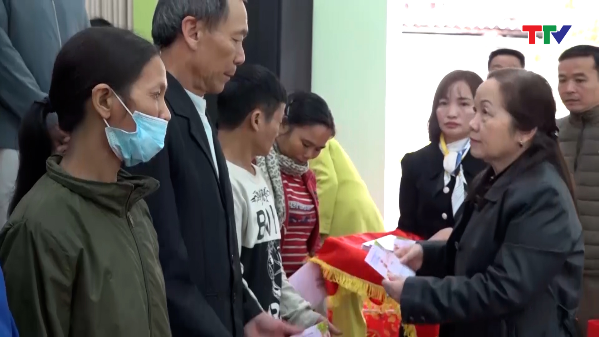 Trao, tặng quà cho các gia đình chính sách, hộ nghèo trên địa bàn tỉnh Thanh Hóa - Ảnh 4.