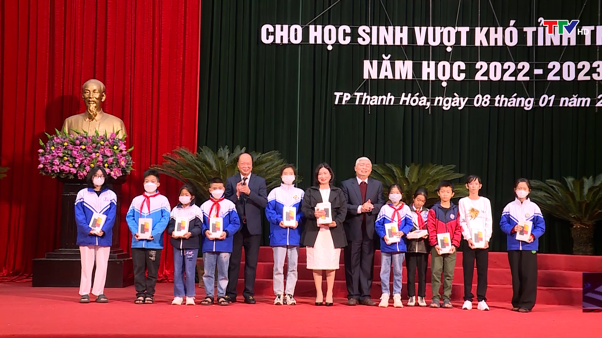 Quỹ khuyến học khuyến tài Nguyễn Đan Quế trao tài trợ cho học sinh vượt khó tỉnh Thanh Hóa năm học 2022-2023 - Ảnh 5.