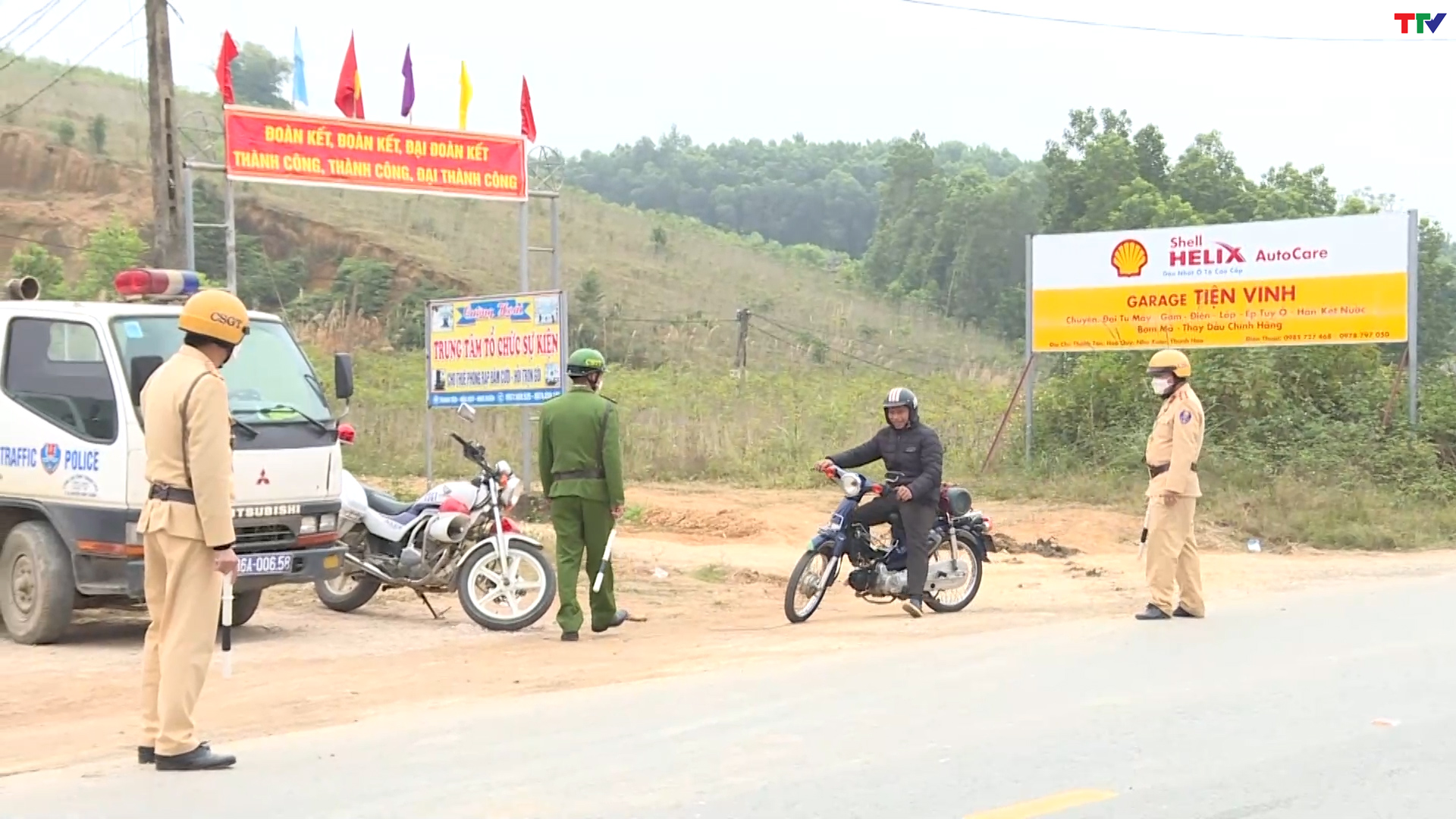 Công an huyện Như Xuân tăng cường đảm bảo trật tự an toàn giao thông tết - Ảnh 2.
