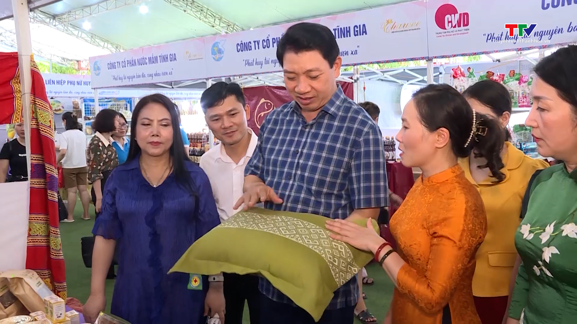 Phó Chủ tịch UBND tỉnh Lê Đức Giang tham quan Khu trưng bày gian hàng Ngày phụ nữ sáng tạo - khởi nghiệp 2023 - Ảnh 2.