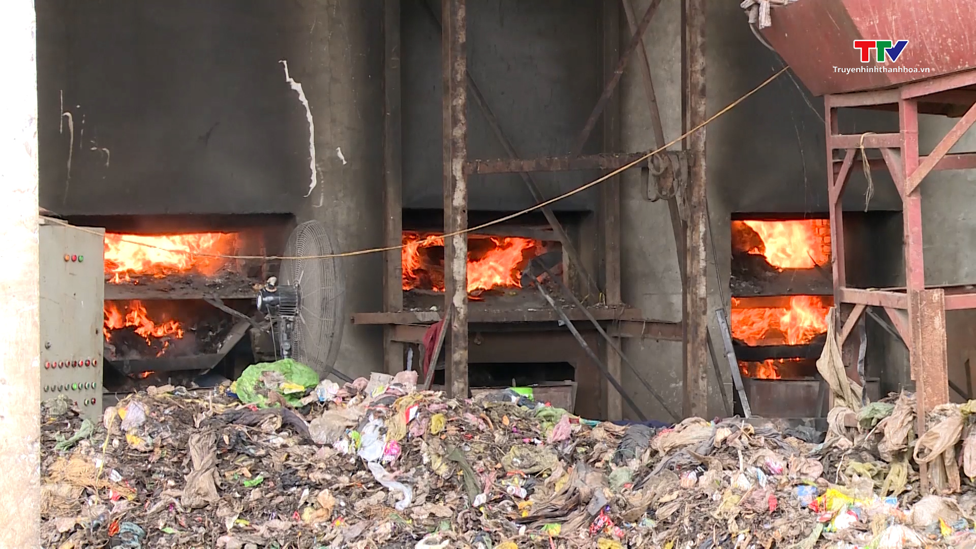Tập trung xử lý rác thải tồn đọng ở bãi rác ở thị trấn Quán Lào - Ảnh 2.